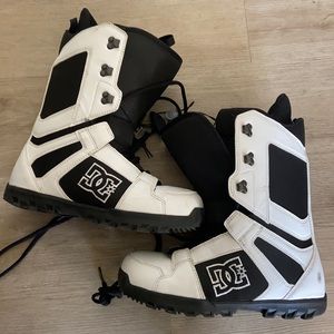 DC Snowboarding Boots